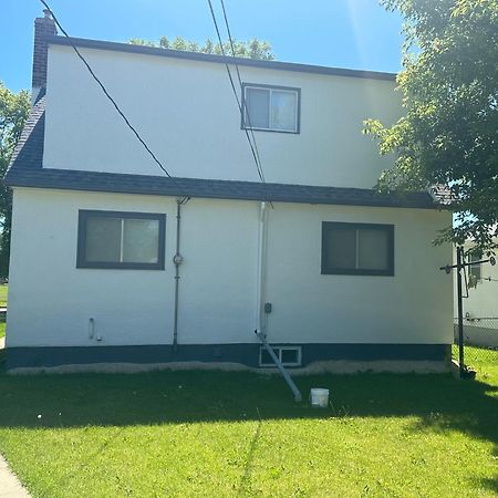 Spotless 2 Bedroom Suite In Winnipeg Luaran gambar